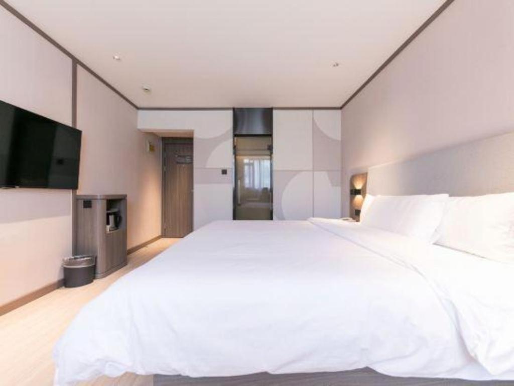 Hanting Zhongshan Park Metro Station Hotel 2*