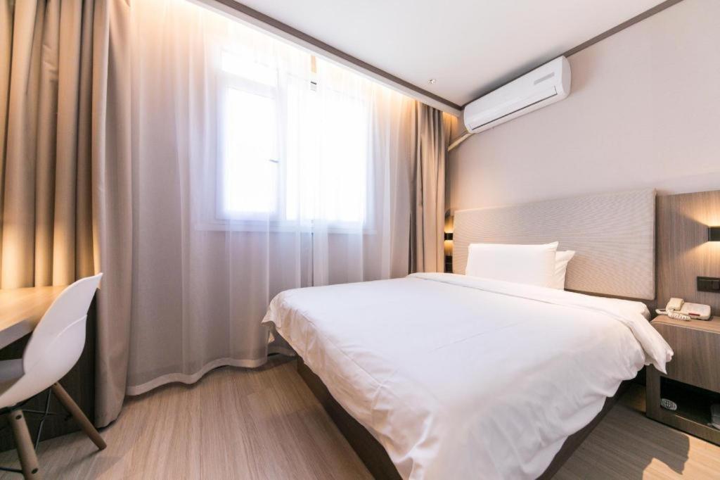 Hotel Hanting Zhongshan Park Metro Station
