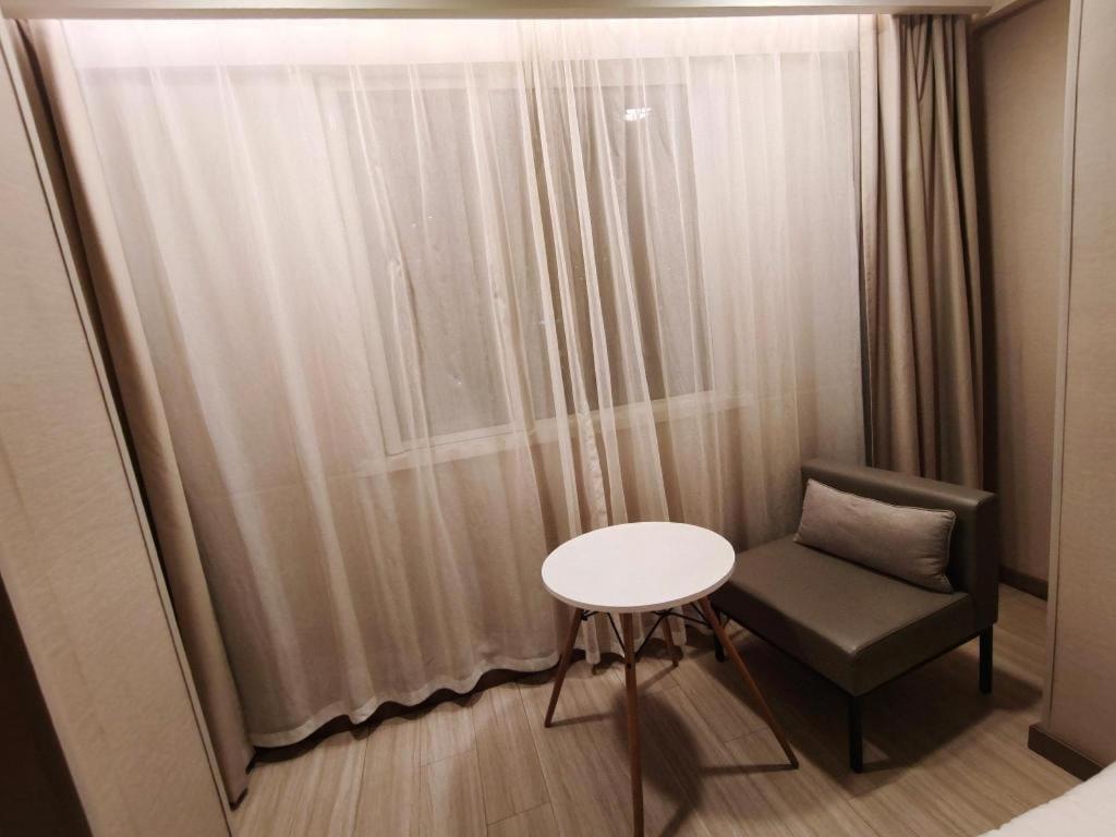 Hotel Hanting Zhongshan Park Metro Station 2*