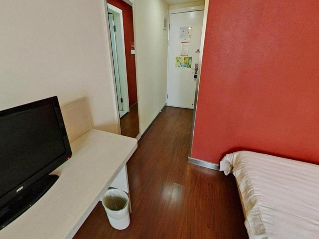Hotel Hanting Zhongshan Park Metro Station 2*