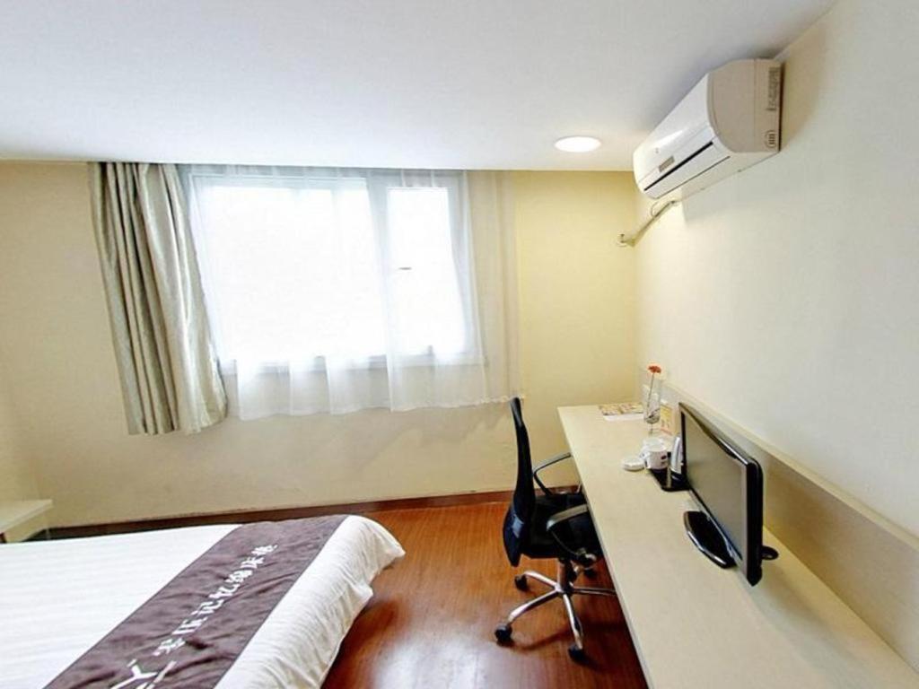Hanting Zhongshan Park Metro Station Hotel 2*
