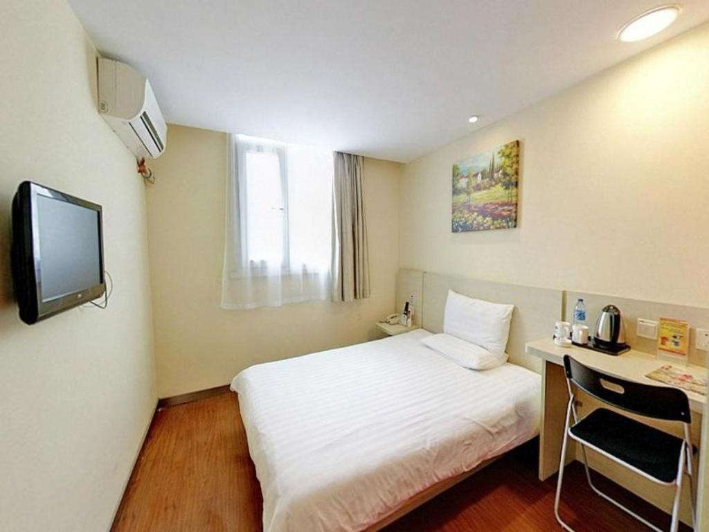 Hanting Zhongshan Park Metro Station Hotel