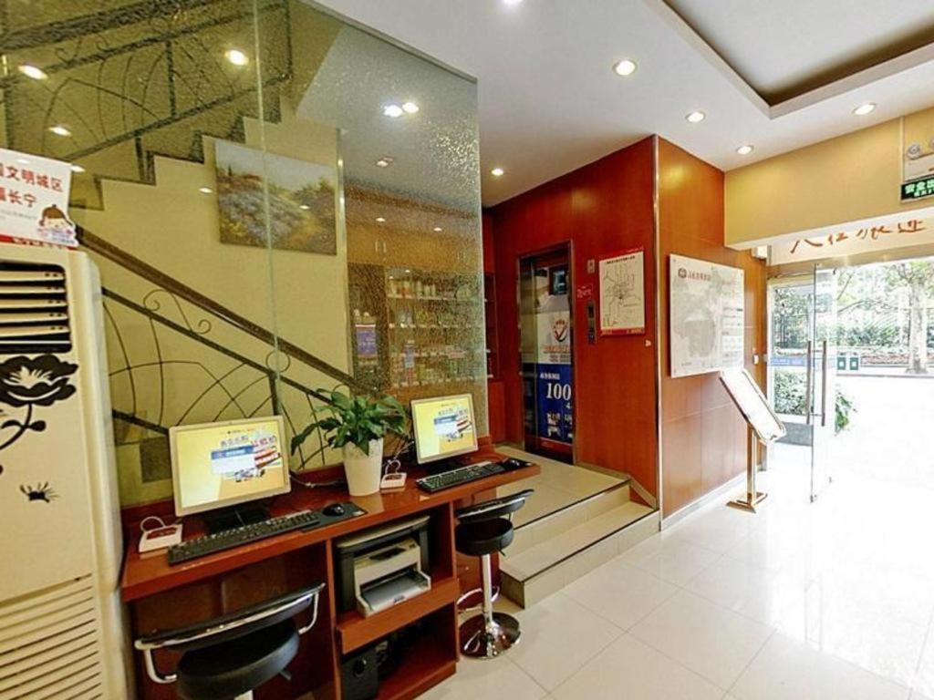 Hanting Zhongshan Park Metro Station Hotel