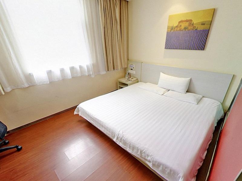 Hanting Zhongshan Park Metro Station Hotel 2*